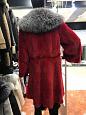 Красная норковая шуба с отделкой из чернобурки фото №2