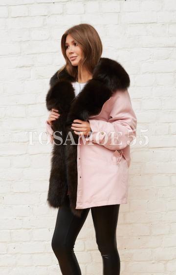 Розовая парка с воротником из меха песца